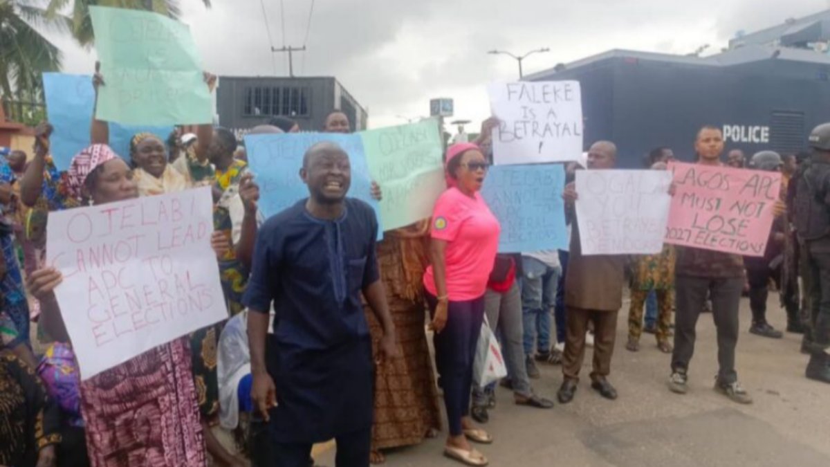 APC Members Protest in Lagos, Demand Ojelabi's Removal
