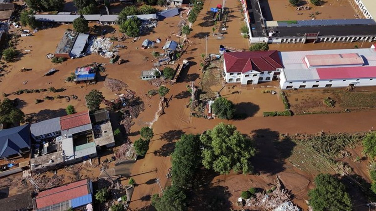 Beijing Lifts Red Alert After Floods Force Evacuation of Over 82,000