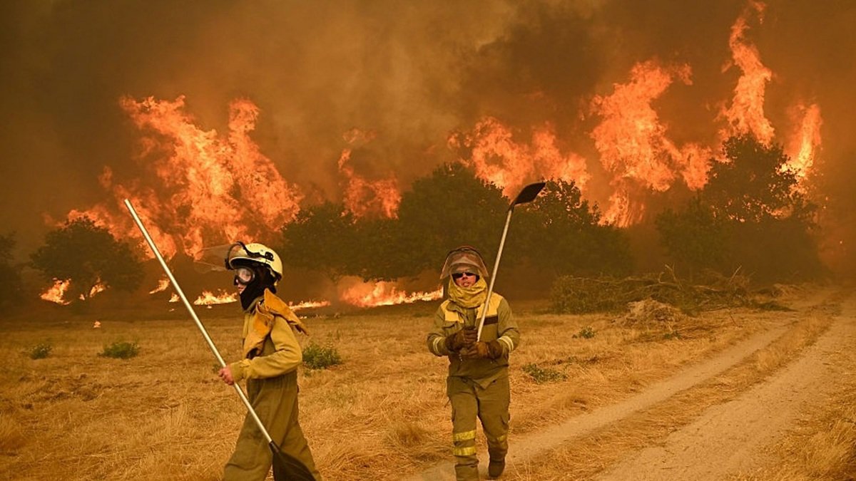 Two Firefighters Die as Spain, Portugal Battle Heatwave Infernos